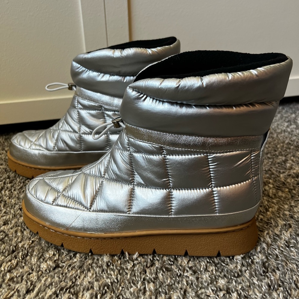 Marc Fisher Women’s Kamryn Silver Puffer Winter Boot Size 9.5